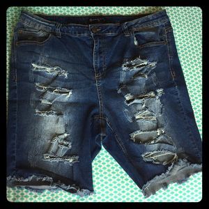 Fashion to figure distressed shorts size 18